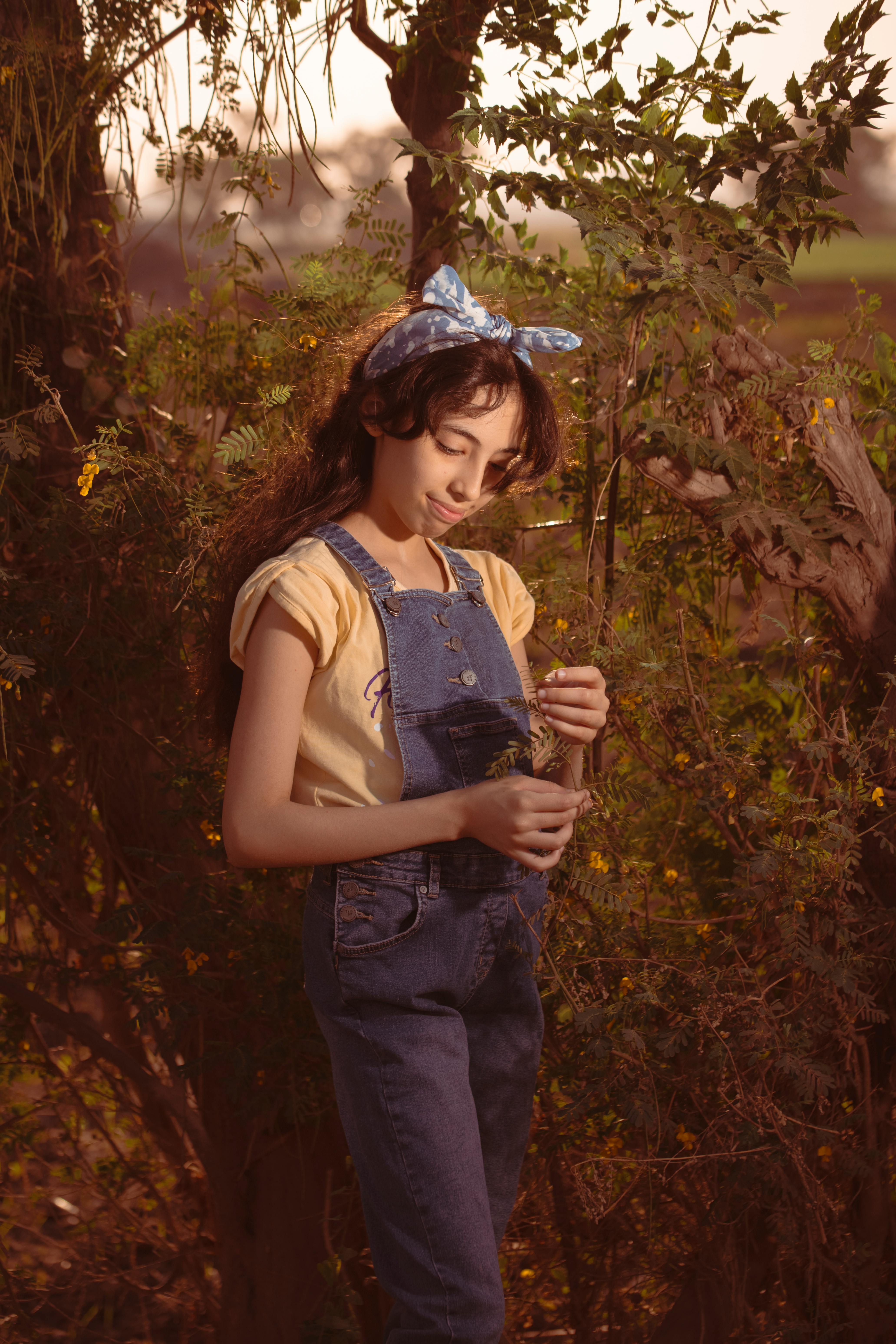 电影海报：深色人像与城市灯光图