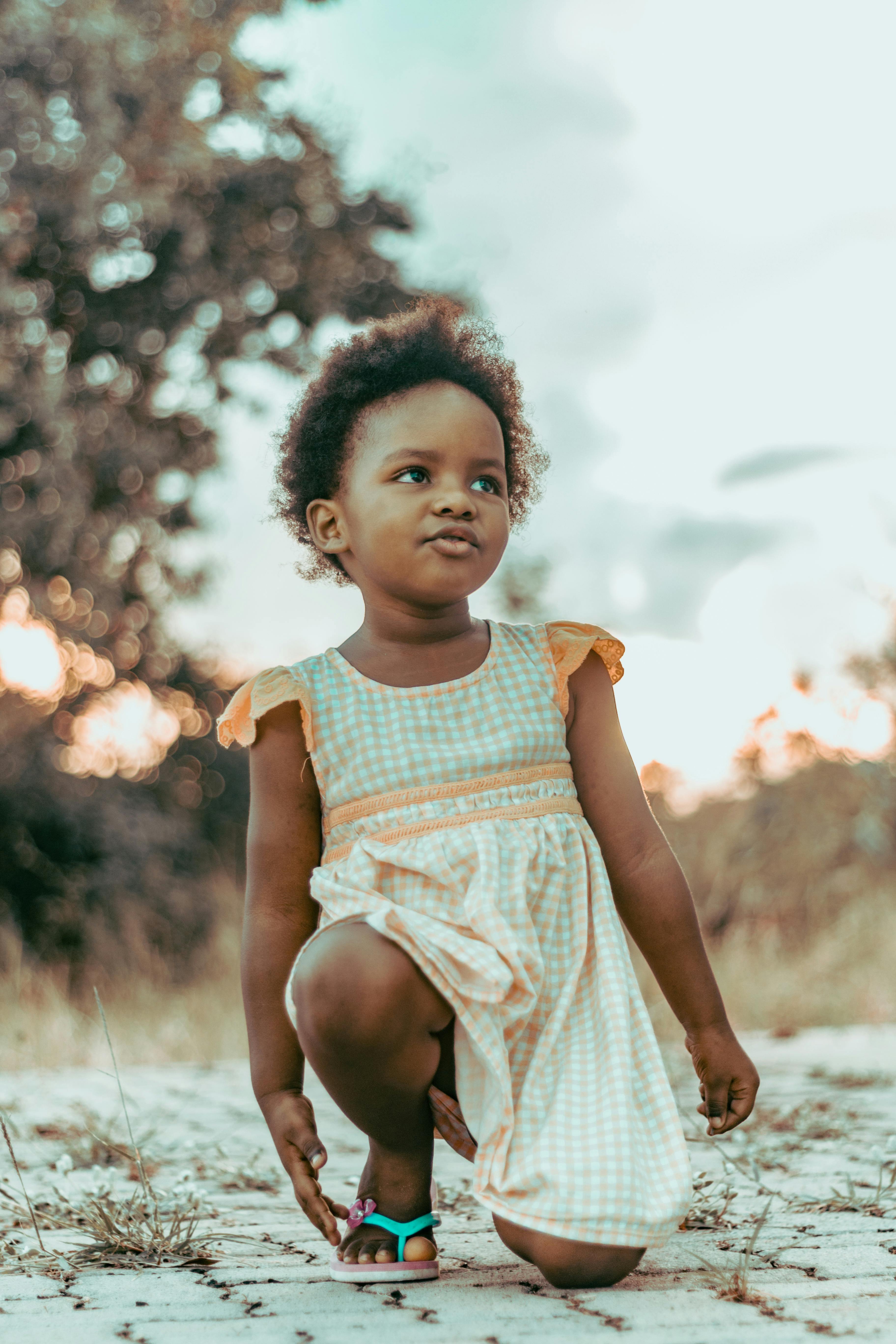 电影海报：艺术感人物与背景图