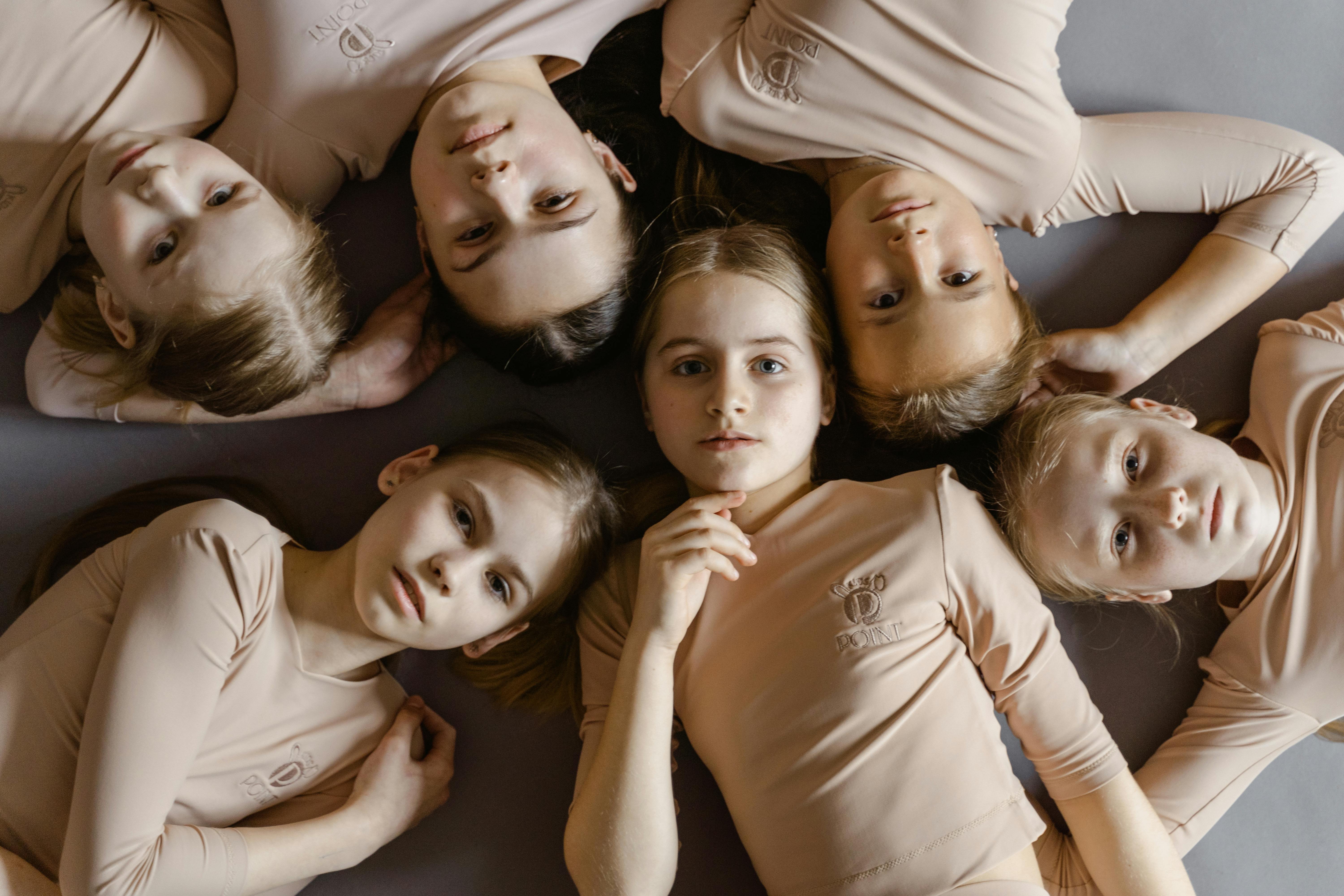 电影海报：光影交错氛围图