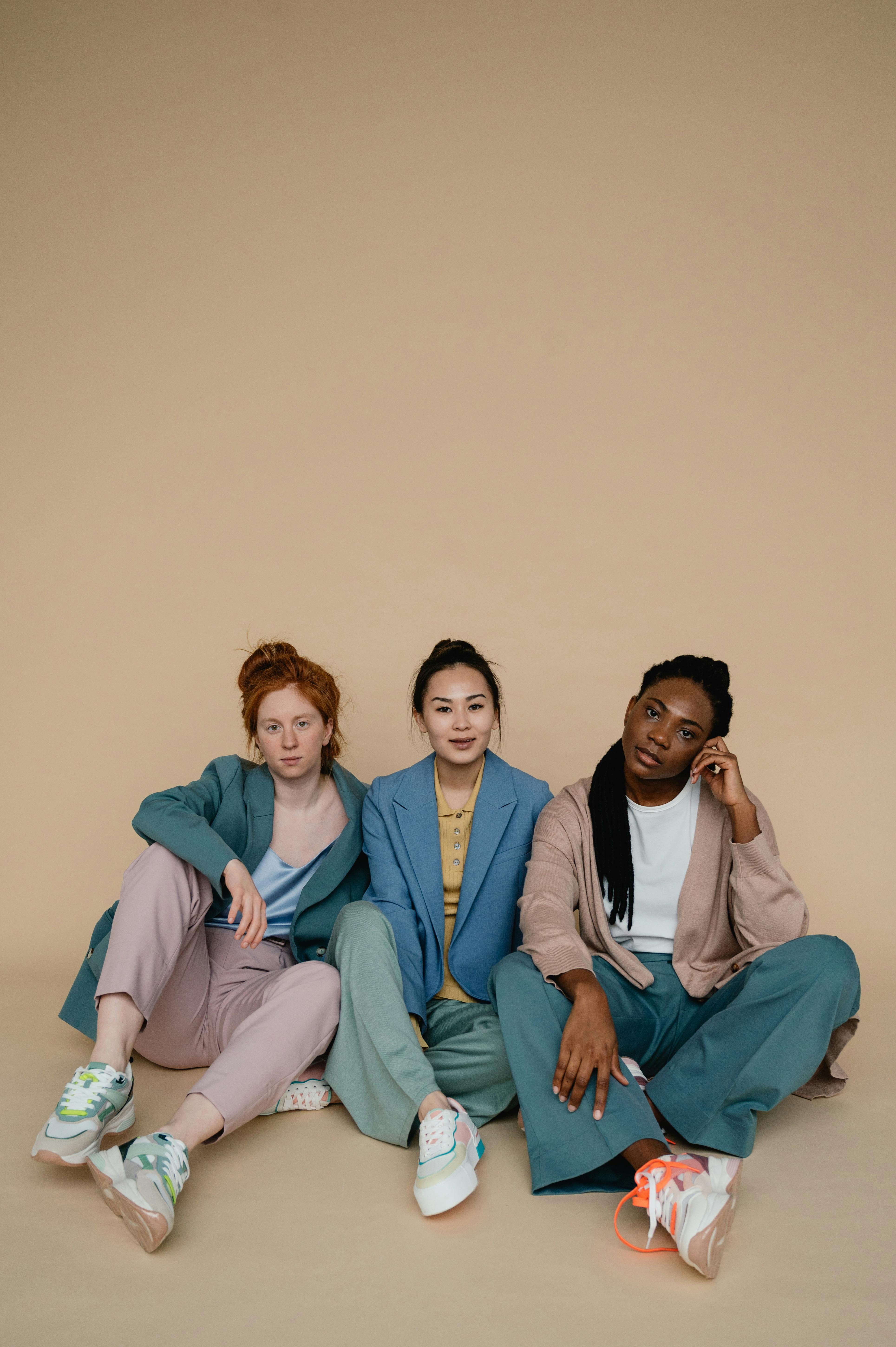 电影海报：城市灯光与人物剪影氛围图